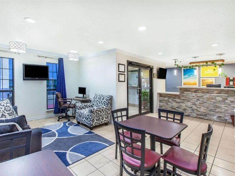 Days Inn & Suites By Wyndham Braunig Lake Elmendorf Exteriör bild
