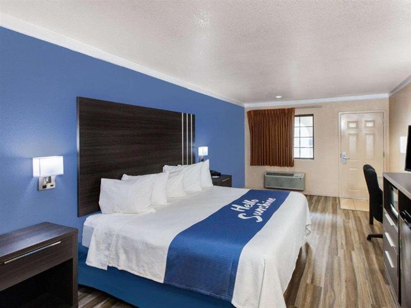 Days Inn & Suites By Wyndham Braunig Lake Elmendorf Exteriör bild