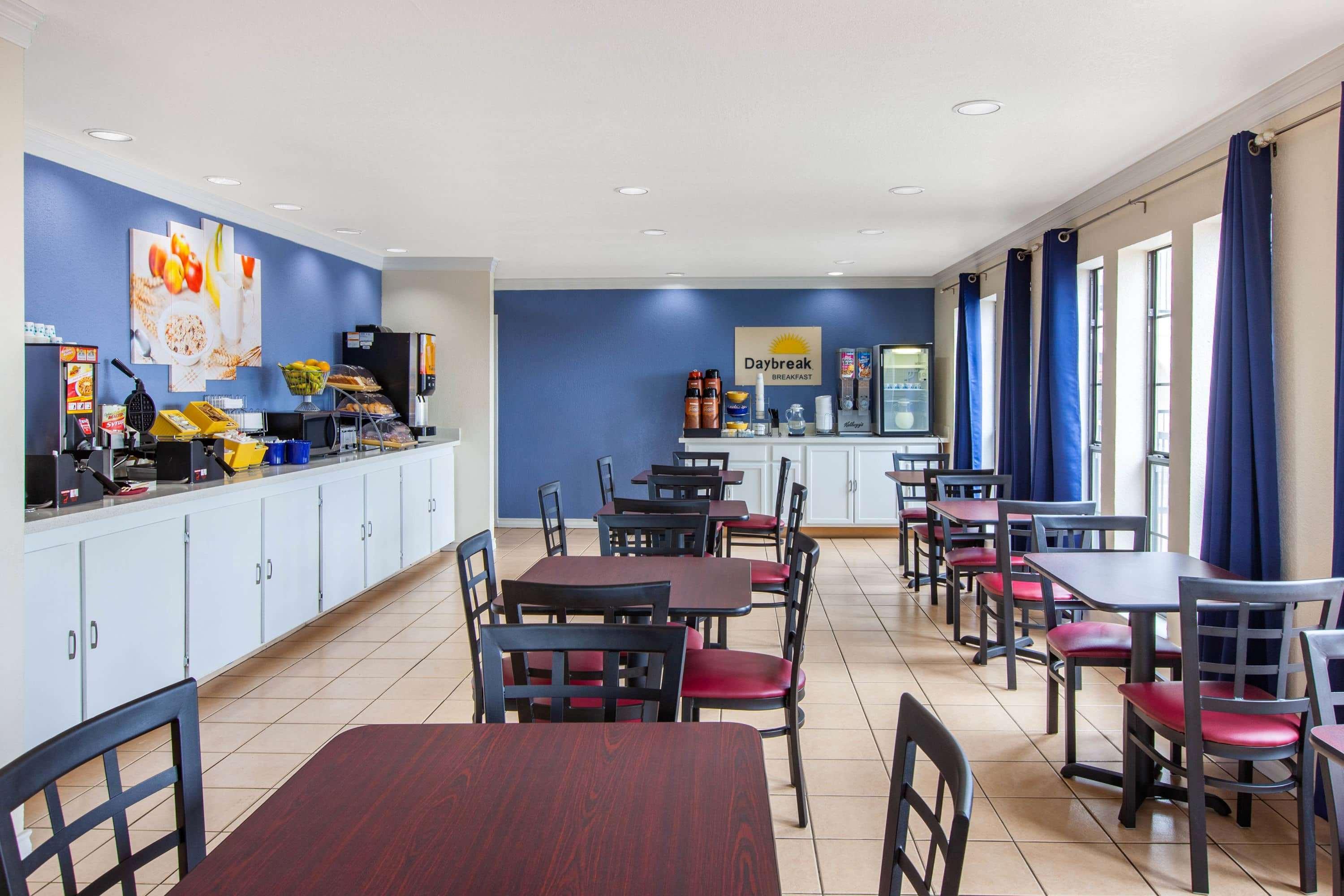 Days Inn & Suites By Wyndham Braunig Lake Elmendorf Exteriör bild